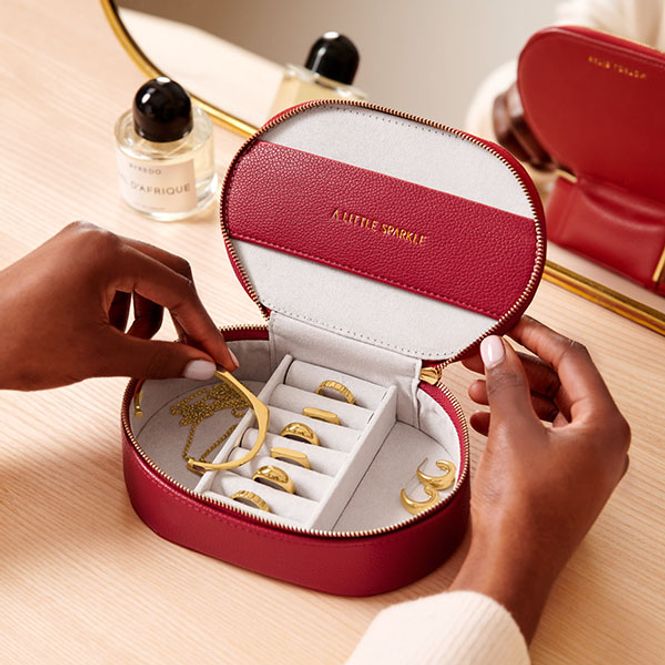 Hovedbilde Ovalt smykkeskrin A LITTLE SPARKLE rød Katie Loxton