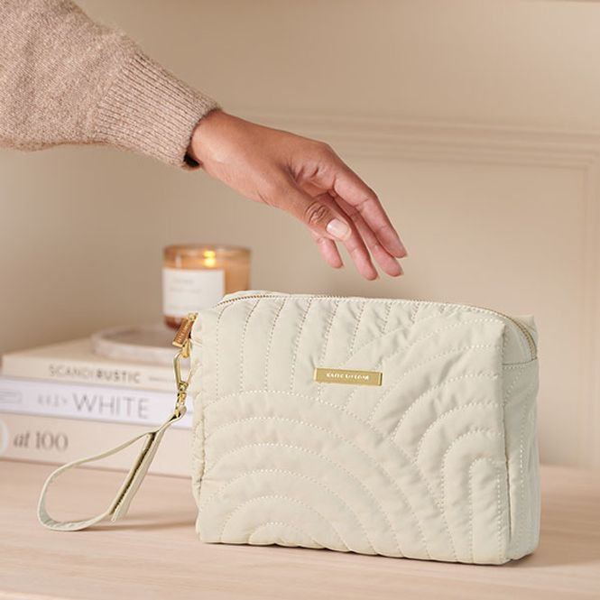 Hovedbilde Toalettmappe QUILTED lys beige Katie Loxton 
